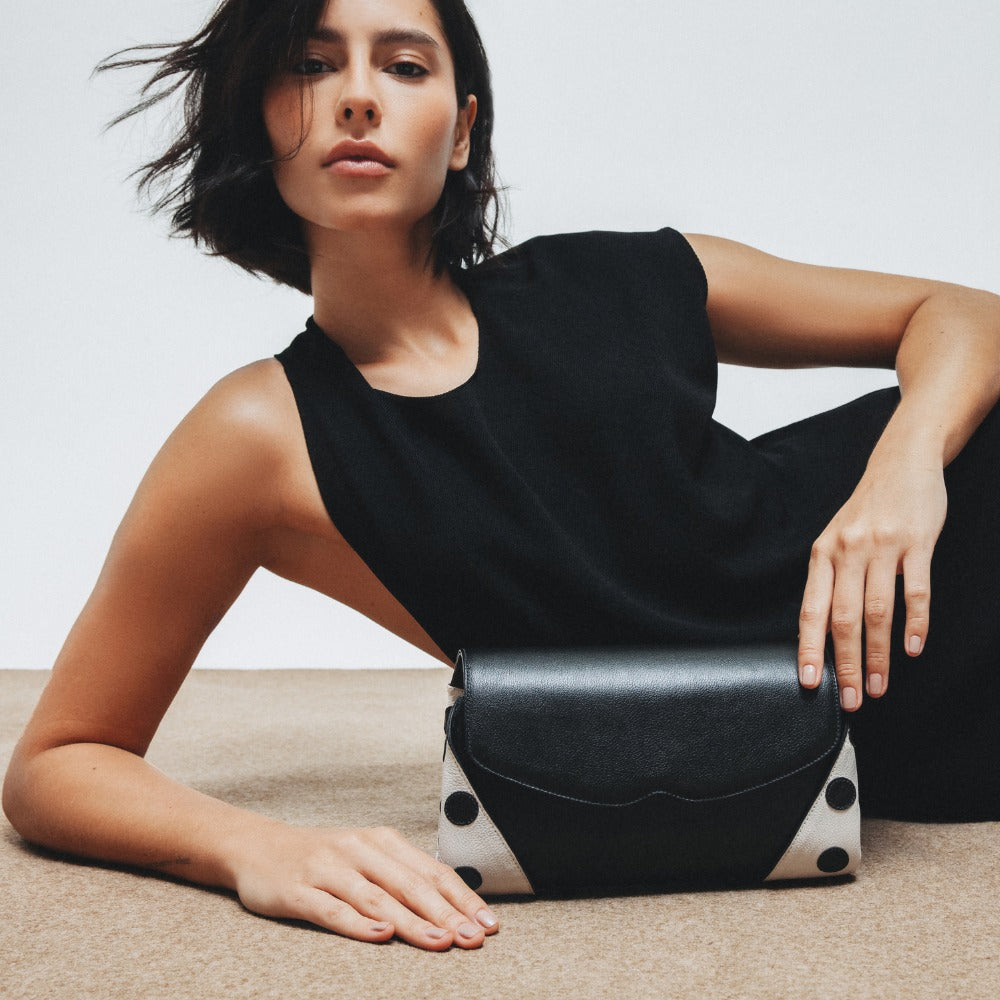 Bolsa Baguette Amaya Preta com Off White