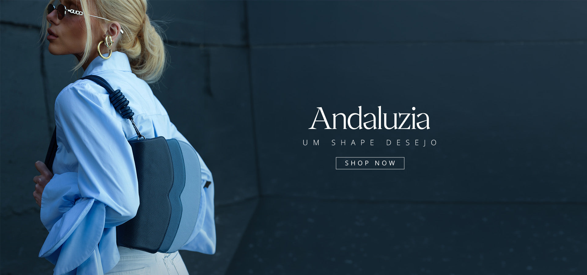 modelo usando bolsa de couro feminina soleah modelo andaluzia azul