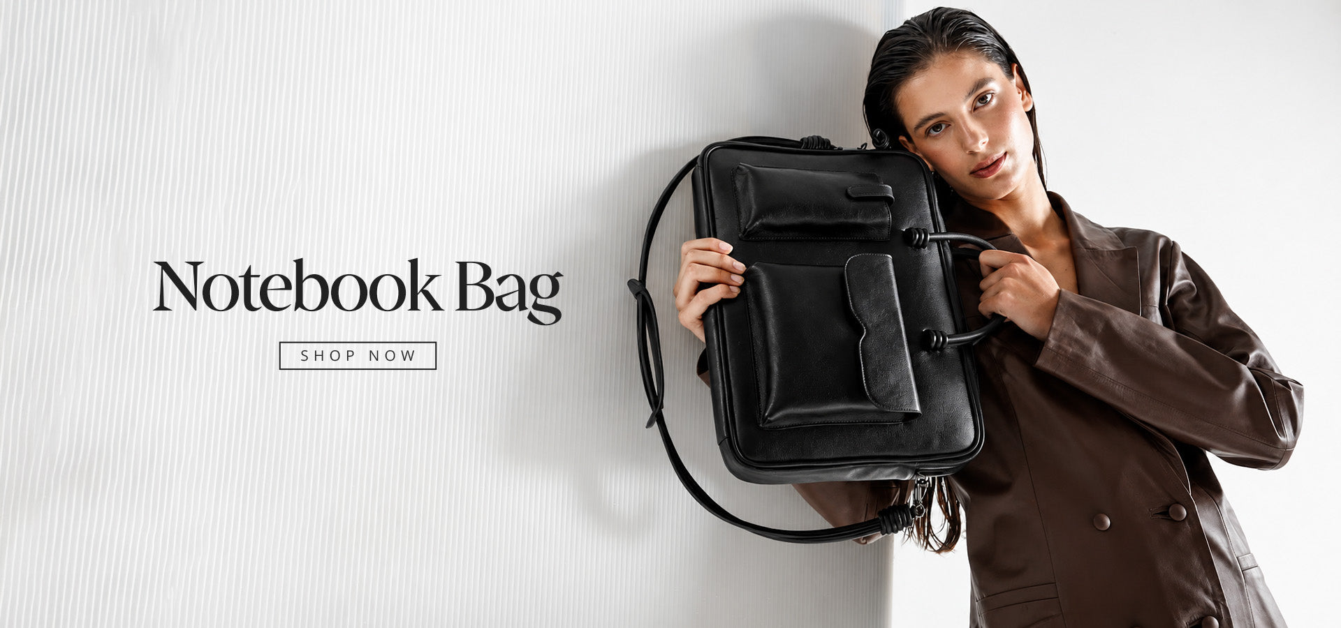 Modelo usando bolsa de couro mala para notebook da marca Soleah