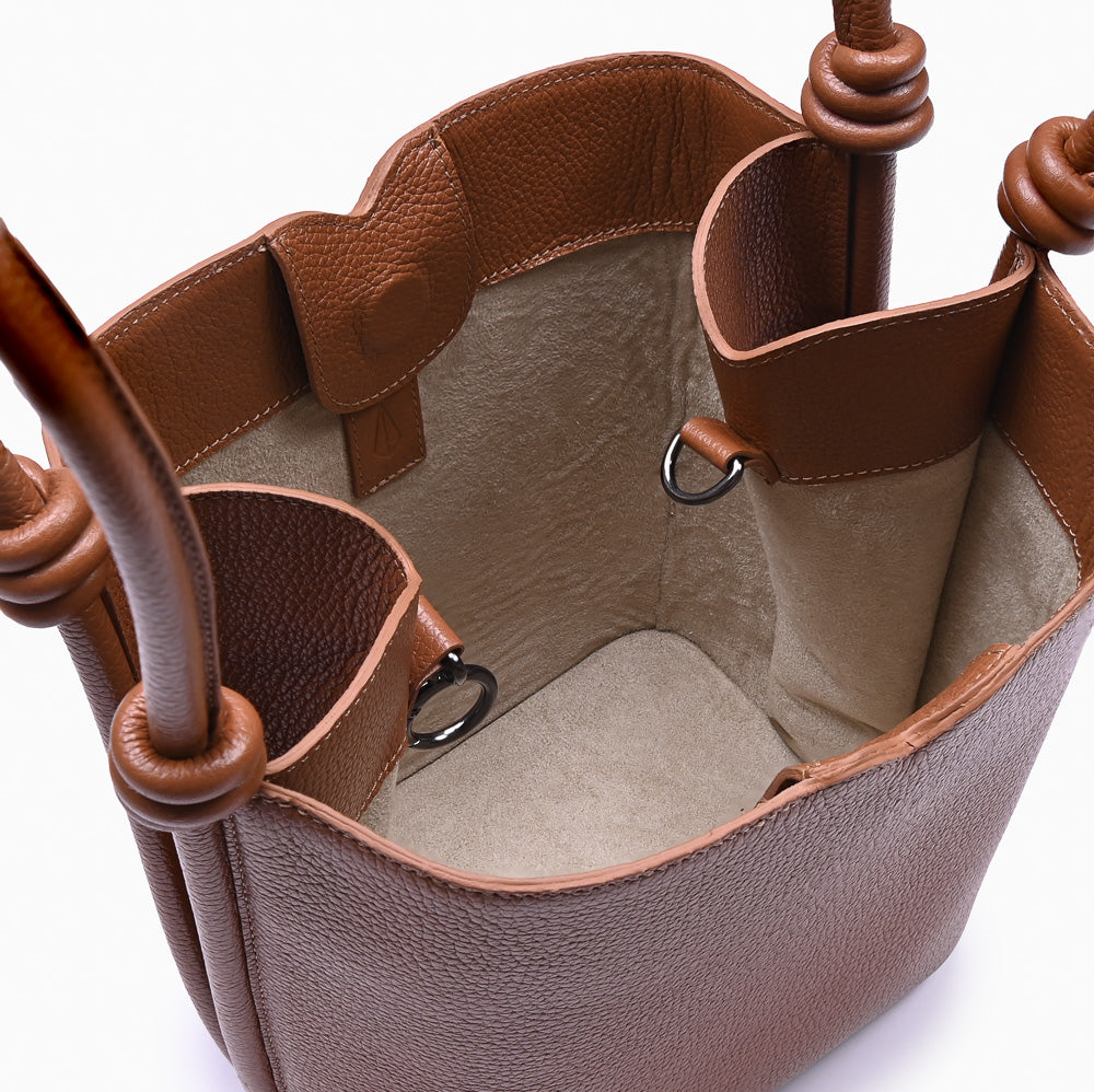 Bolsa de couro feminina Caramelo estilo Bucket, marca Soleah, aberta mostrando o interior