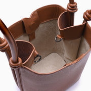 Bolsa de couro feminina Caramelo estilo Bucket, marca Soleah, aberta mostrando o interior