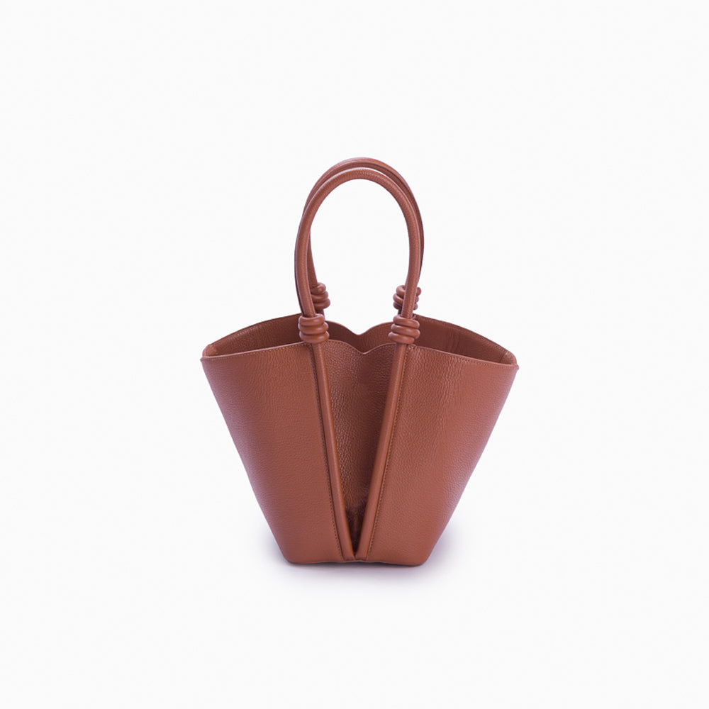 Bolsa de couro feminina Caramelo estilo Bucket, marca Soleah, posição da bolsa de frente com alça de mão