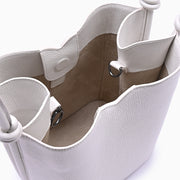 Bolsa de couro feminina Off White estilo Bucket, marca Soleah, aberta mostrando o interior