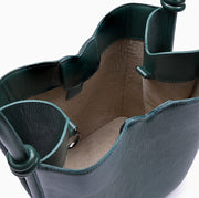 Bolsa de couro feminina Verde estilo Bucket, marca Soleah, aberta mostrando o interior