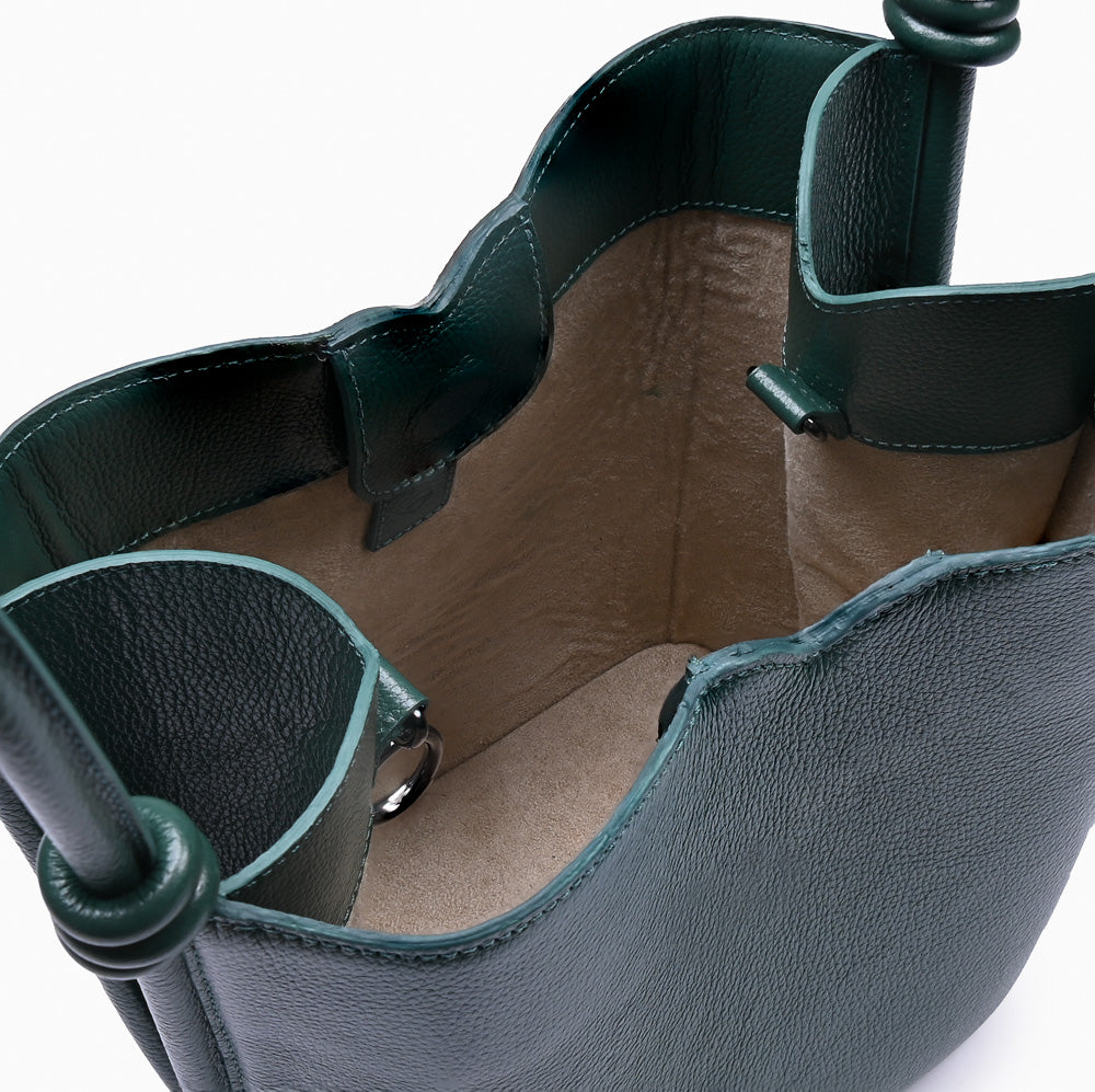 Bolsa de couro feminina Verde estilo Bucket, marca Soleah, aberta mostrando o interior