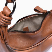 Bolsa de couro feminina Caramelo estilo Hobo, marca Soleah, aberta mostrando o interior