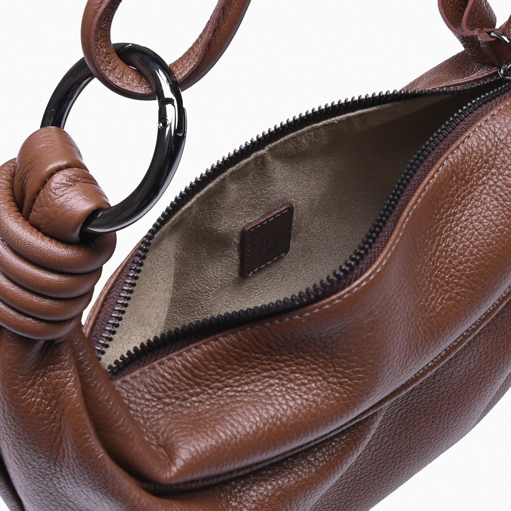 Bolsa de couro feminina Marrom estilo Hobo, marca Soleah, aberta mostrando o interior