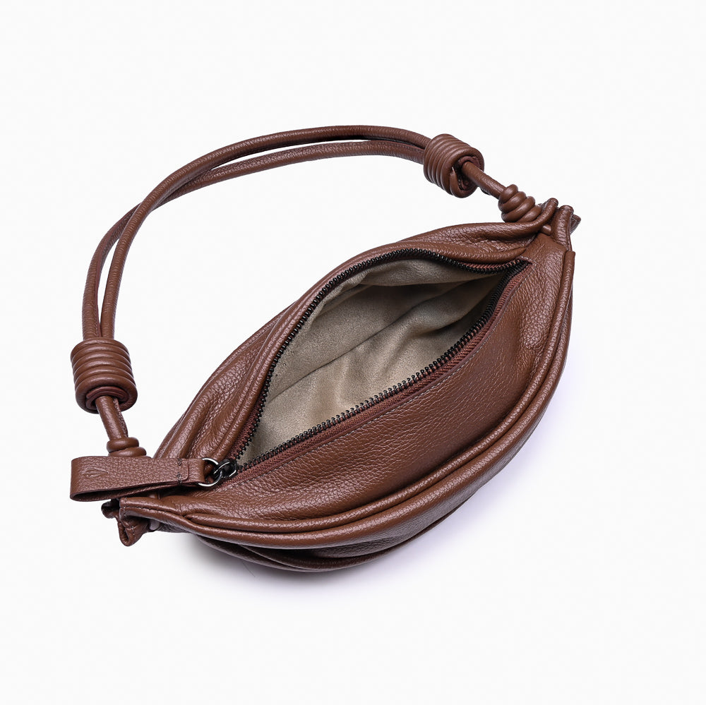 Bolsa de couro feminina Marrom estilo pochete, marca Soleah, bolsa aberta de cima mostrando o interior com alça ajustável