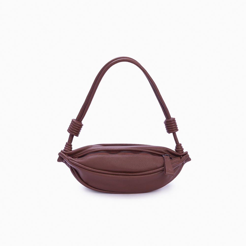Bolsa de couro feminina Marrom estilo pochete, marca Soleah, posição da bolsa de frente com alça ajustável