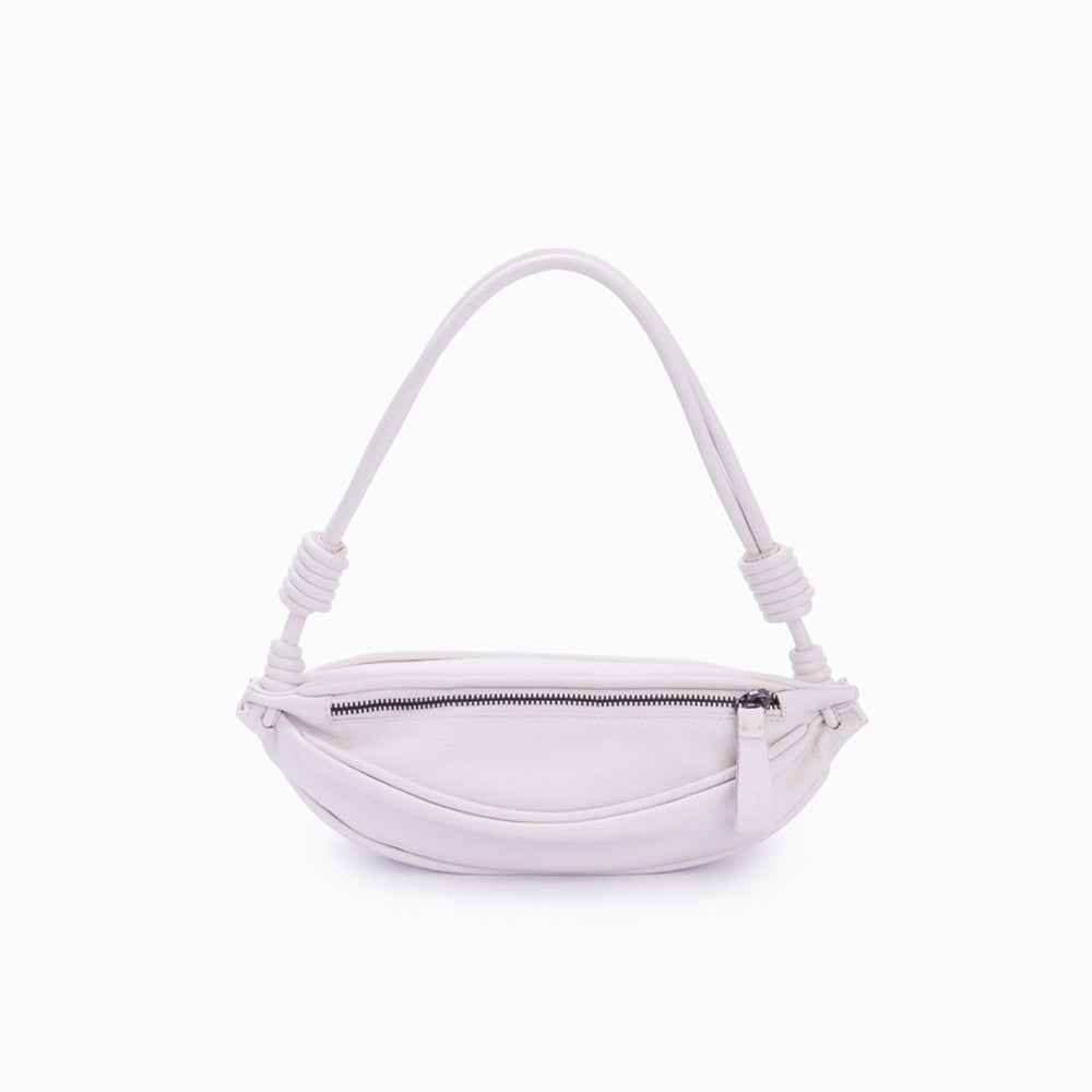 Bolsa de couro feminina Off White estilo pochete, marca Soleah, posição da bolsa de frente com alça ajustável