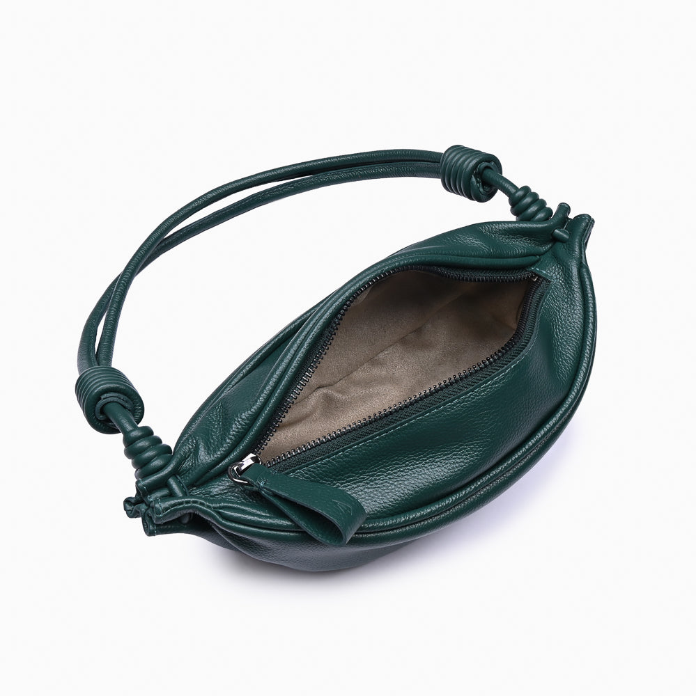 Bolsa de couro feminina Verde estilo pochete, marca Soleah, bolsa aberta de cima mostrando o interior com alça ajustável
