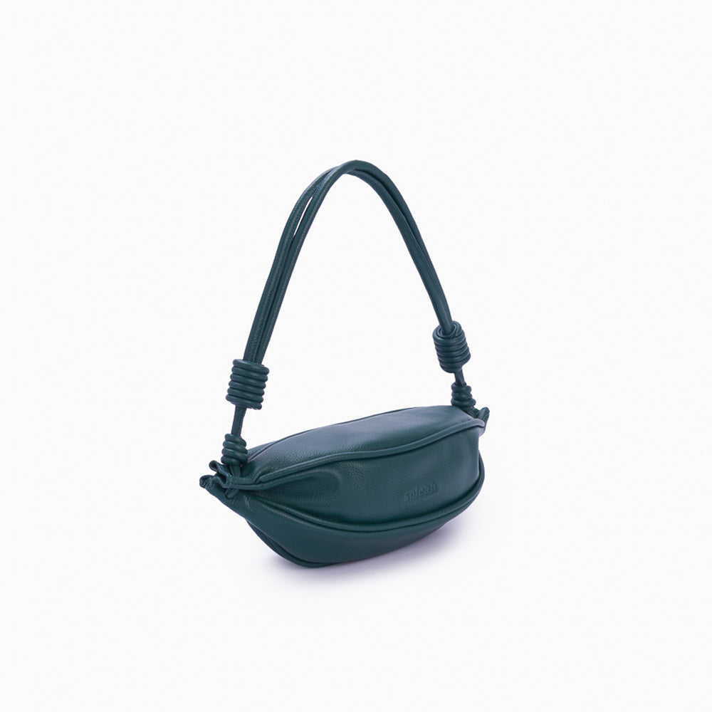 Bolsa de couro feminina Verde estilo pochete, marca Soleah, posição da bolsa lateral com alça ajustável
