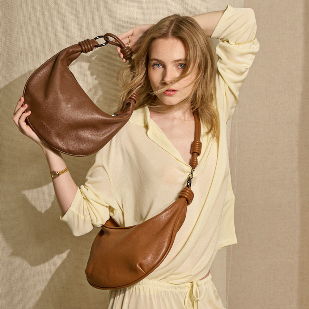 Modelo usando bolsa bucket marrom e caramelo Soleah