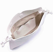 Flap Loop Soleah em couro off white: bolsa com aba frontal, formato compacto e alça longa para uso no ombro ou transversal; bolsa aberta em detalhe, mostrando o compartimento interno, o forro e o acabamento das bordas.