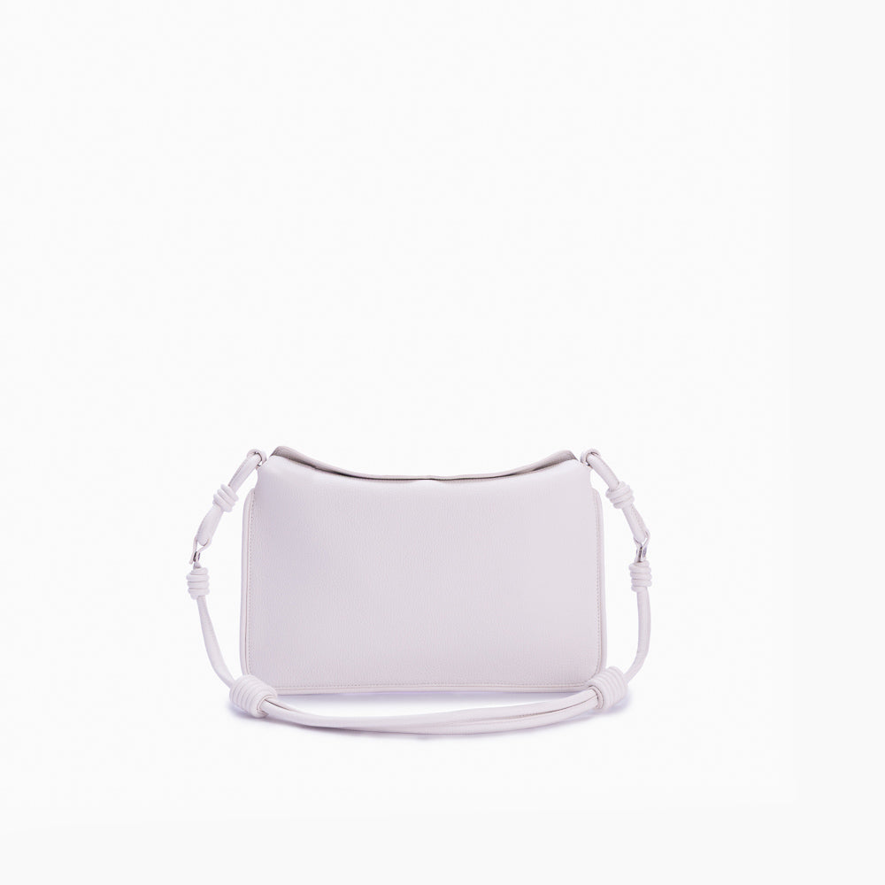 Flap Loop Soleah em couro off white: bolsa com aba frontal, formato compacto e alça longa para uso no ombro ou transversal; vista frontal com a alça longa posicionada ao redor da bolsa, evidenciando a opção de uso no ombro ou transversal.