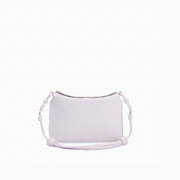 Flap Loop Soleah em couro off white: bolsa com aba frontal, formato compacto e alça longa para uso no ombro ou transversal; vista frontal com a alça longa posicionada ao redor da bolsa, evidenciando a opção de uso no ombro ou transversal.