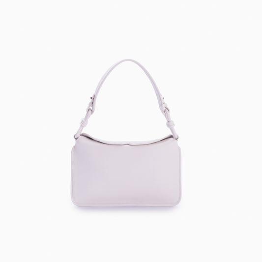 Flap Loop Soleah em couro off white: bolsa com aba frontal, formato compacto e alça longa para uso no ombro ou transversal; vista frontal, destacando a silhueta, o acabamento do couro e os principais elementos externos.
