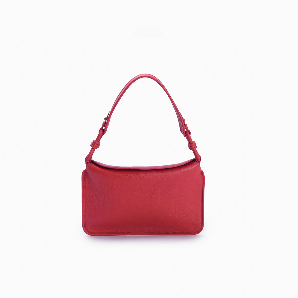 Flap Loop Soleah em couro vermelha: bolsa com aba frontal, formato compacto e alça longa para uso no ombro ou transversal; vista frontal, destacando a silhueta, o acabamento do couro e os principais elementos externos.