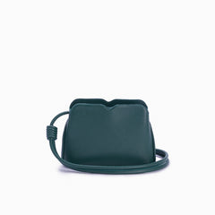 Handbag Loop Soleah em couro verde: bolsa de mão em couro de formato compacto, com alça superior curta e acabamento de linhas orgânicas; vista frontal com a alça longa posicionada ao redor da bolsa, evidenciando a opção de uso no ombro ou transversal.