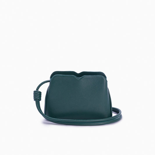 Handbag Loop Soleah em couro verde: bolsa de mão em couro de formato compacto, com alça superior curta e acabamento de linhas orgânicas; vista frontal com a alça longa posicionada ao redor da bolsa, evidenciando a opção de uso no ombro ou transversal.