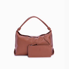 Hobo Loop Soleah em couro caramelo: bolsa hobo de formato macio e alongado, com alça de ombro e acabamento de linhas orgânicas; vista frontal acompanhada do estojo em couro, mostrando o conjunto e a proporção entre as duas peças.