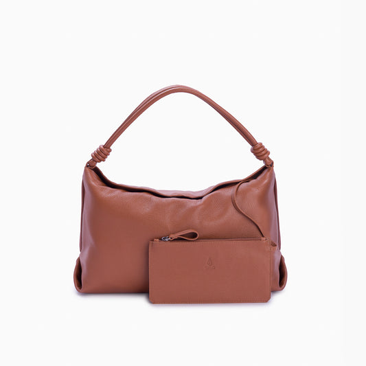 Hobo Loop Soleah em couro caramelo: bolsa hobo de formato macio e alongado, com alça de ombro e acabamento de linhas orgânicas; vista frontal acompanhada do estojo em couro, mostrando o conjunto e a proporção entre as duas peças.