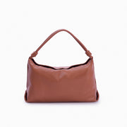 Hobo Loop Soleah em couro caramelo: bolsa hobo de formato macio e alongado, com alça de ombro e acabamento de linhas orgânicas; vista frontal, destacando a silhueta, o acabamento do couro e os principais elementos externos.