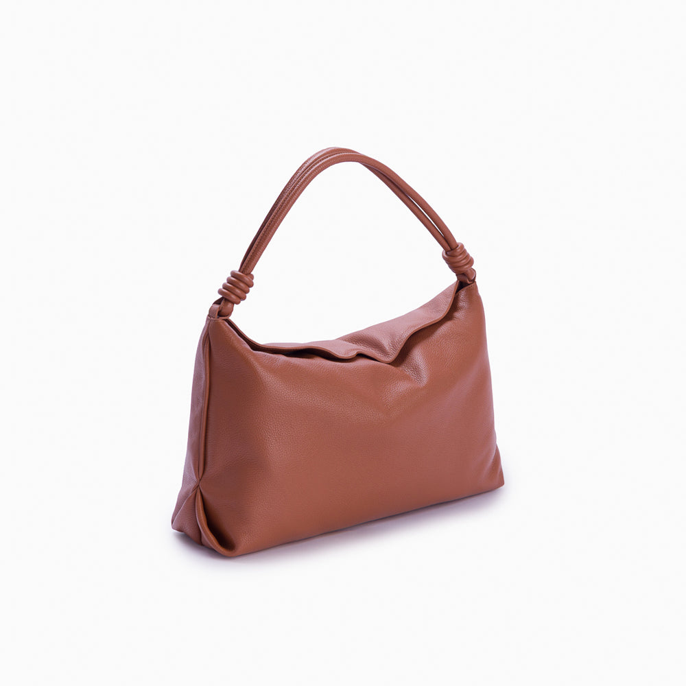 Hobo Loop Soleah em couro caramelo: bolsa hobo de formato macio e alongado, com alça de ombro e acabamento de linhas orgânicas; vista lateral em três quartos, mostrando profundidade, laterais, volume e construção da peça.