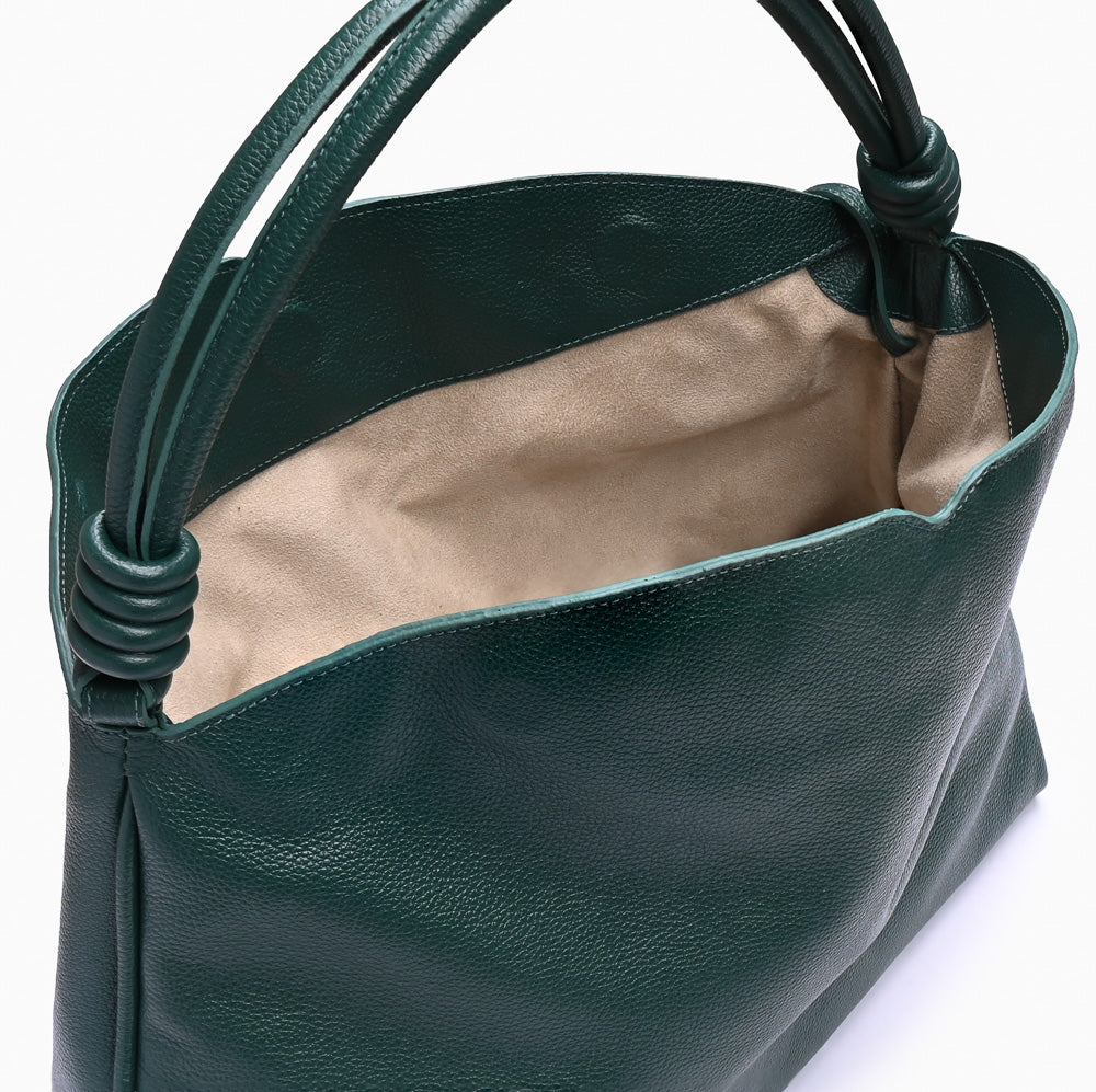 Hobo Loop Soleah em couro verde: bolsa hobo de formato macio e alongado, com alça de ombro e acabamento de linhas orgânicas; bolsa aberta em detalhe, mostrando o compartimento interno, o forro e o acabamento das bordas.