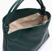 Hobo Loop Soleah em couro verde: bolsa hobo de formato macio e alongado, com alça de ombro e acabamento de linhas orgânicas; bolsa aberta em detalhe, mostrando o compartimento interno, o forro e o acabamento das bordas.