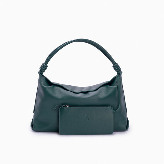 Hobo Loop Soleah em couro verde: bolsa hobo de formato macio e alongado, com alça de ombro e acabamento de linhas orgânicas; vista frontal acompanhada do estojo em couro, mostrando o conjunto e a proporção entre as duas peças.