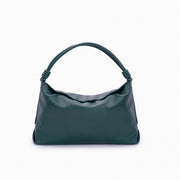 Hobo Loop Soleah em couro verde: bolsa hobo de formato macio e alongado, com alça de ombro e acabamento de linhas orgânicas; vista frontal, destacando a silhueta, o acabamento do couro e os principais elementos externos.