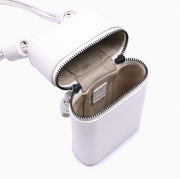 Estojo Loop Soleah em couro off white: estojo compacto, com formato retangular e alça curta para transporte; estojo aberto em detalhe, mostrando o espaço interno, o forro e o acabamento das bordas.