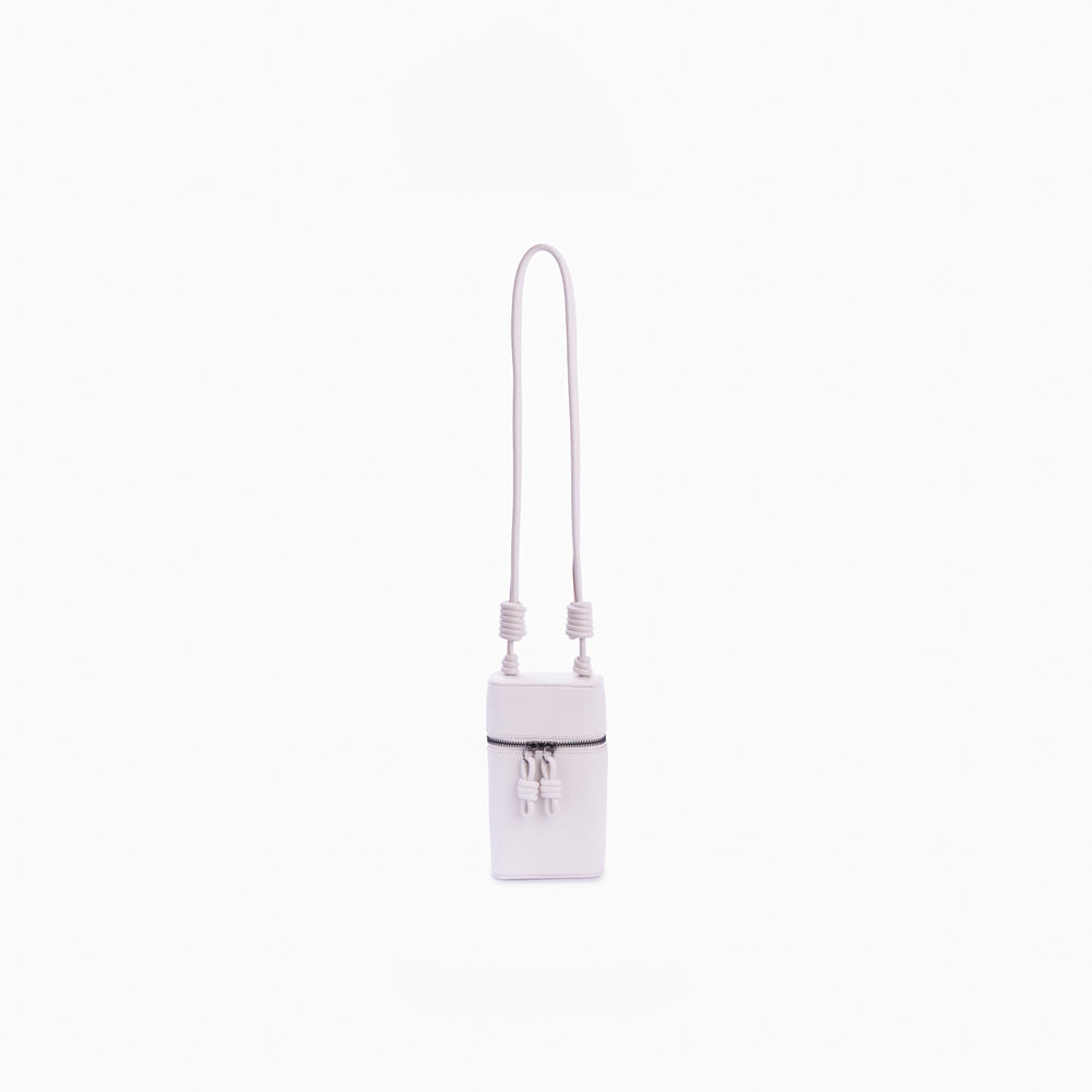 Estojo Loop Soleah em couro off white: estojo compacto, com formato retangular e alça curta para transporte; vista frontal com a alça curta visível, destacando o formato compacto e o acabamento externo.