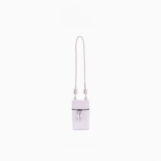 Estojo Loop Soleah em couro off white: estojo compacto, com formato retangular e alça curta para transporte; vista frontal com a alça curta visível, destacando o formato compacto e o acabamento externo.