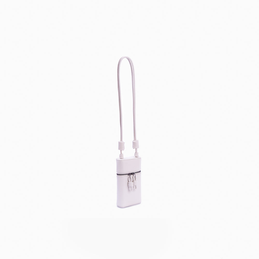 Estojo Loop Soleah em couro off white: estojo compacto, com formato retangular e alça curta para transporte; vista lateral em três quartos, mostrando profundidade, laterais, volume e construção da peça.